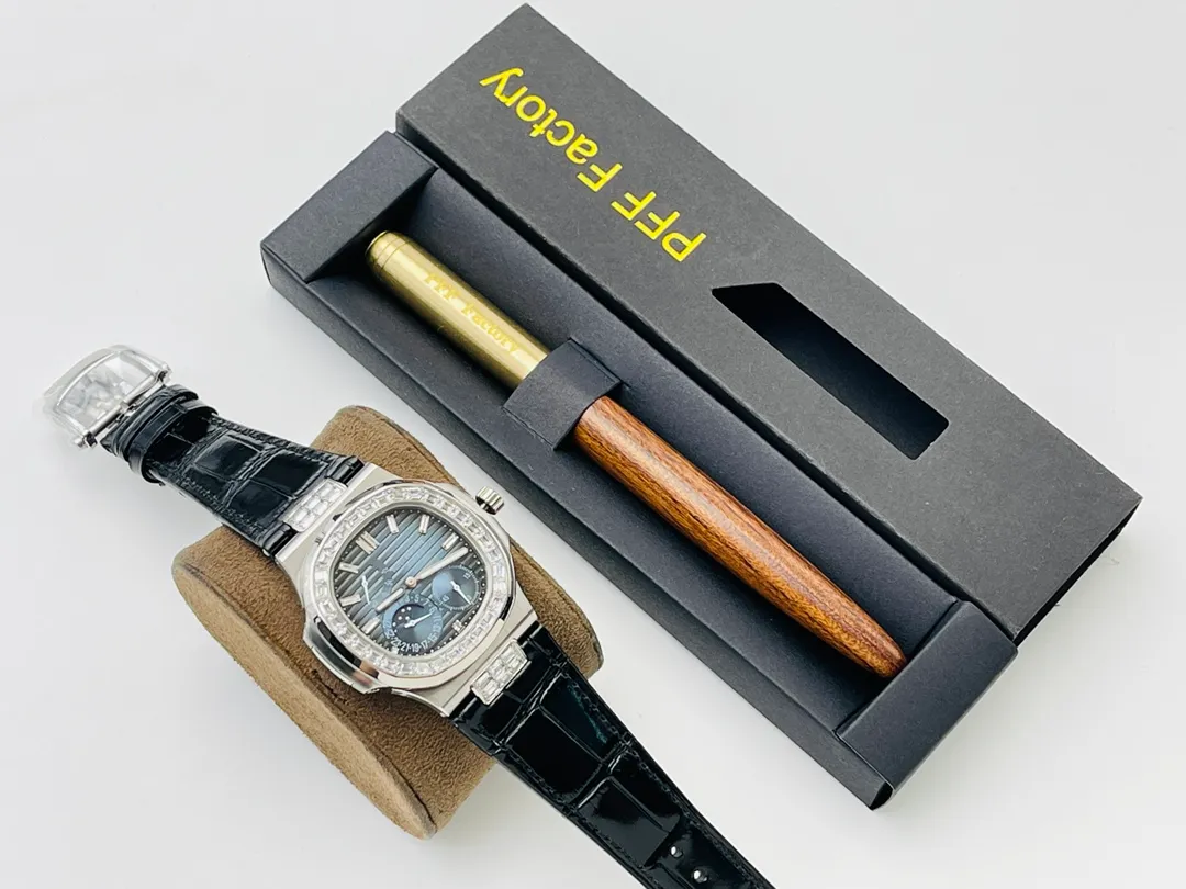 【Top Replica】💰5300! Patek Philippe [PFF Factory2022 Wall Crack Recommendation] The highest version on the market V5 upgraded ultra-thin version [The highest quality version on the market] Patek Philippe Patekphilippe Sports Series (Nautilus) 5724 (Domineering President) upgraded ultra-thin version of the Pearl Tuo, details: 1⃣️All functions are the same as the genuine ones (10-digit kinetic energy display, 7-digit calendar and moon phase 4-digit small second hand), with the same horizontal embossed pattern as the original, with fluorescent scales! 2⃣️Diameter 40 mm, 904L gold-plated stainless steel, sapphire glass mirror. 3⃣️The outer diamonds of models 5722 and 5724 are Swarovski diamonds, which are transparent and shiny, with extraordinary temperament. As close to the original as possible within the current state of the art, this watch is ready for all occasions! PFF Factory’s ingenious work welcomes your appreciation! (Buy now and get a PFF factory-customized version of a business pen for free, so that you can face any challenge calmly with full taste and style)
